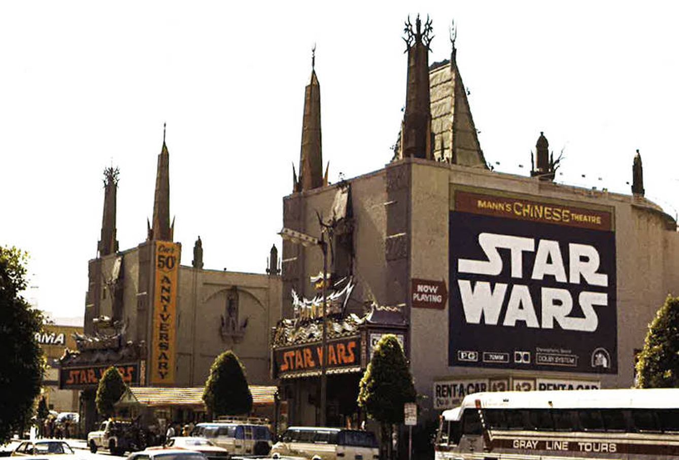El Teatro Grauman's Chinese anuncia la proyección de Star Wars en 1977. STAR WARS © & TM 2017 LUCASFILM LTD