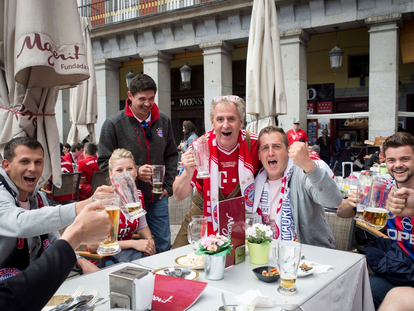 Aficionados del Bayern en la Plaza Mayor de Madrid. (EFE)