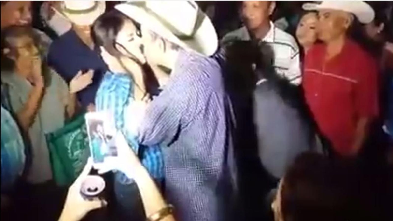 Foto: Hilario Ramírez le 'roba' un beso a una chica en una fiesta (Captura de YouTube)
