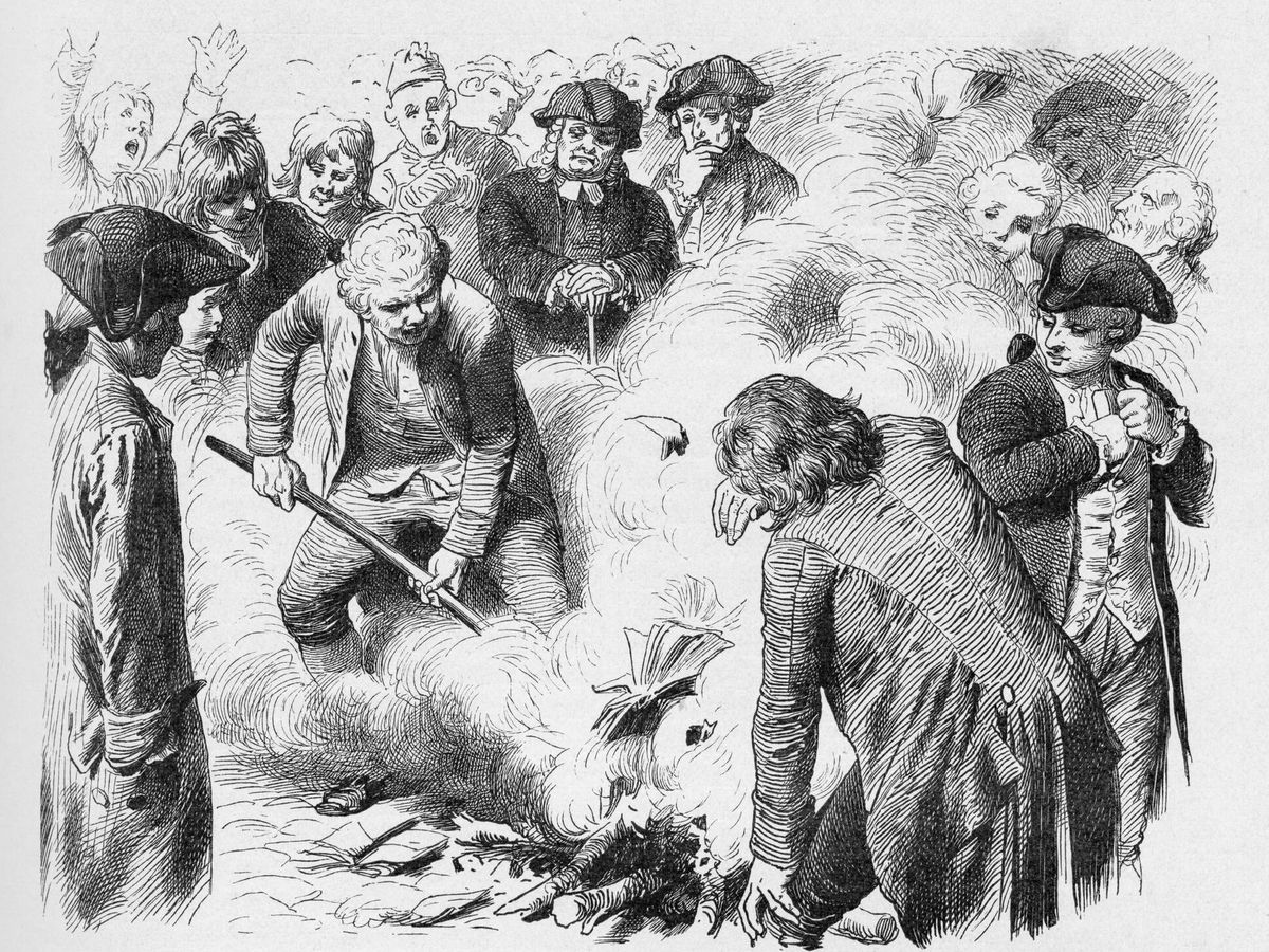 Foto: Una ilustración del siglo XIX de personas quemando libros. (iStock)