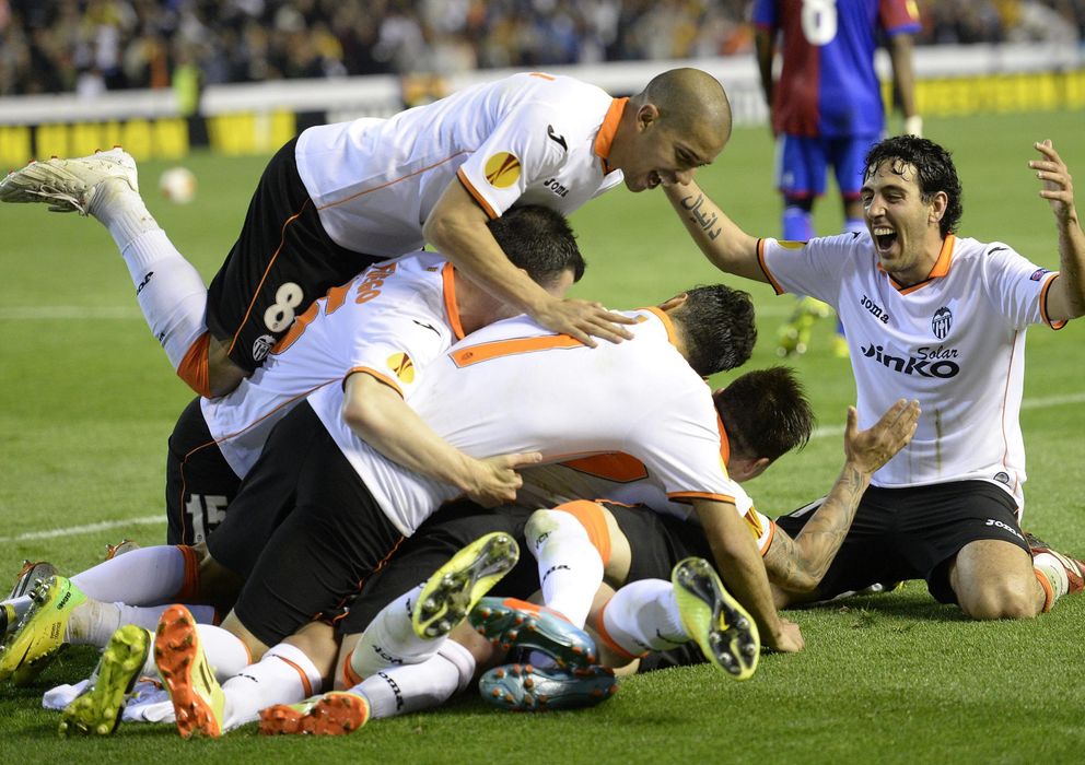 Foto: Los jugadores del Valencia forman una piña tras el 4-0 (EFE).