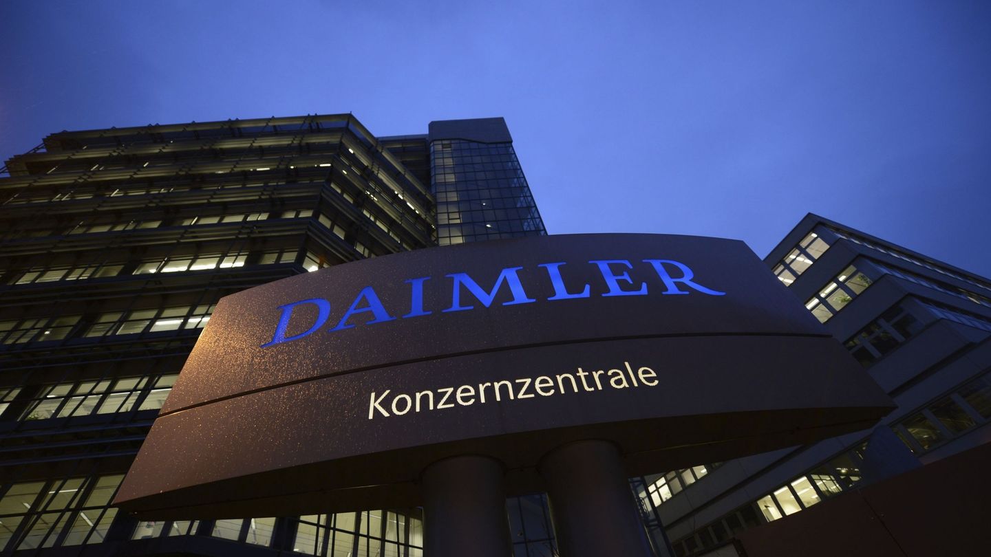 Foto de archivo de la vista del logo de la compañía Daimler AG en Stuttgart (Alemania). (EFE)