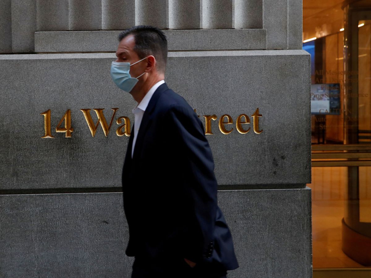 Foto: Un hombre en Wall Street, en una foto de archivo. (Reuters)