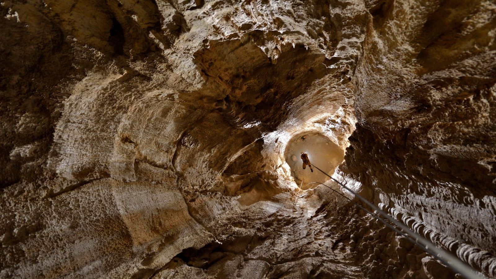 Foto: Un espeleólogo desciende en la cueva francesa de Gouffre Berger