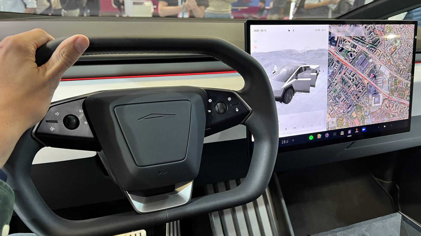 El volante y pantalla central del Tesla Cybertruck. (M. A. M.)