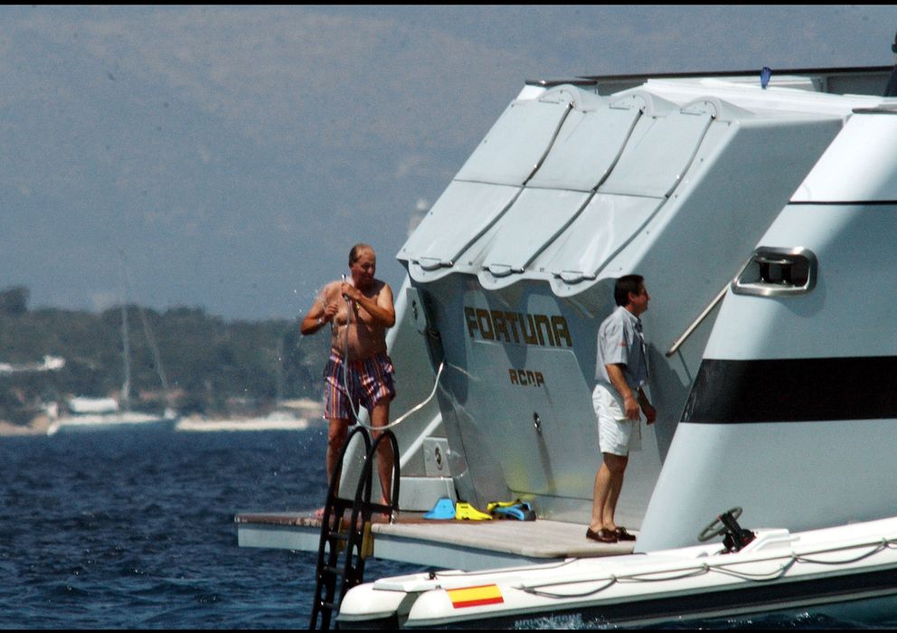 Foto: El rey don Juan Carlos navegando a bordo de El Fortuna