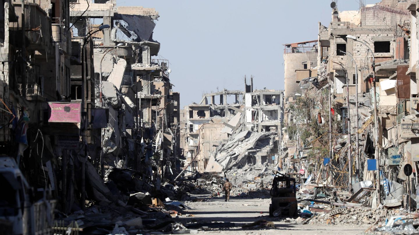 Un miliciano de las SDF entre los edificios destrozados por los bombardeos, en Raqqa. (Reuters)