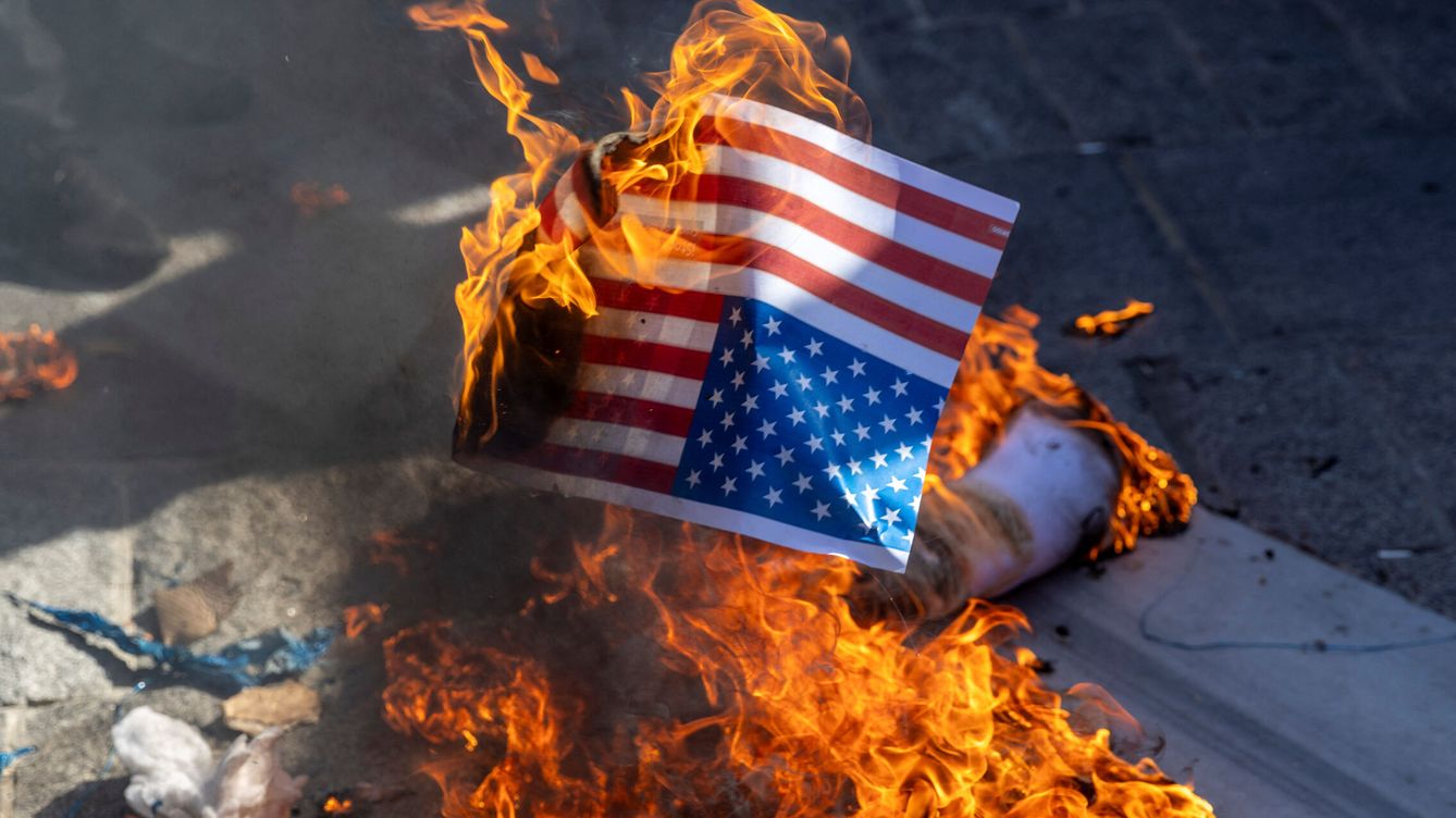 Foto: Manifestantes prenden fuego a una bandera estadounidense improvisada durante una protesta contra Israel mientras continúa el conflicto entre Israel y Hamás, en Estambul. (Reuters/Umit Bektas)