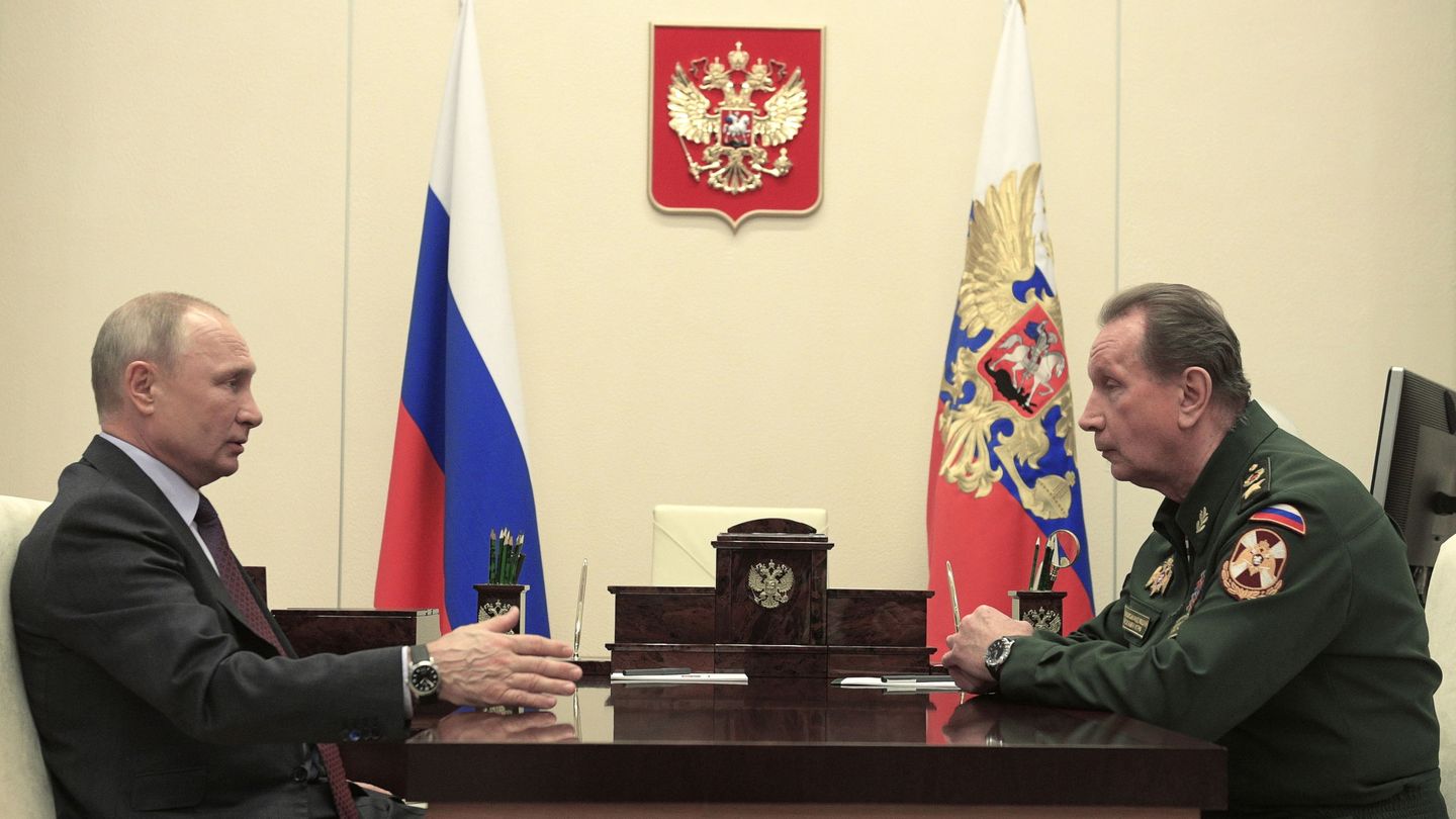 El presidente ruso, Vladímir Putin, habla con Viktor Zolotov, comandante de la Rosgvardia, en mayo de 2020. (Sputnik/Kremlin)