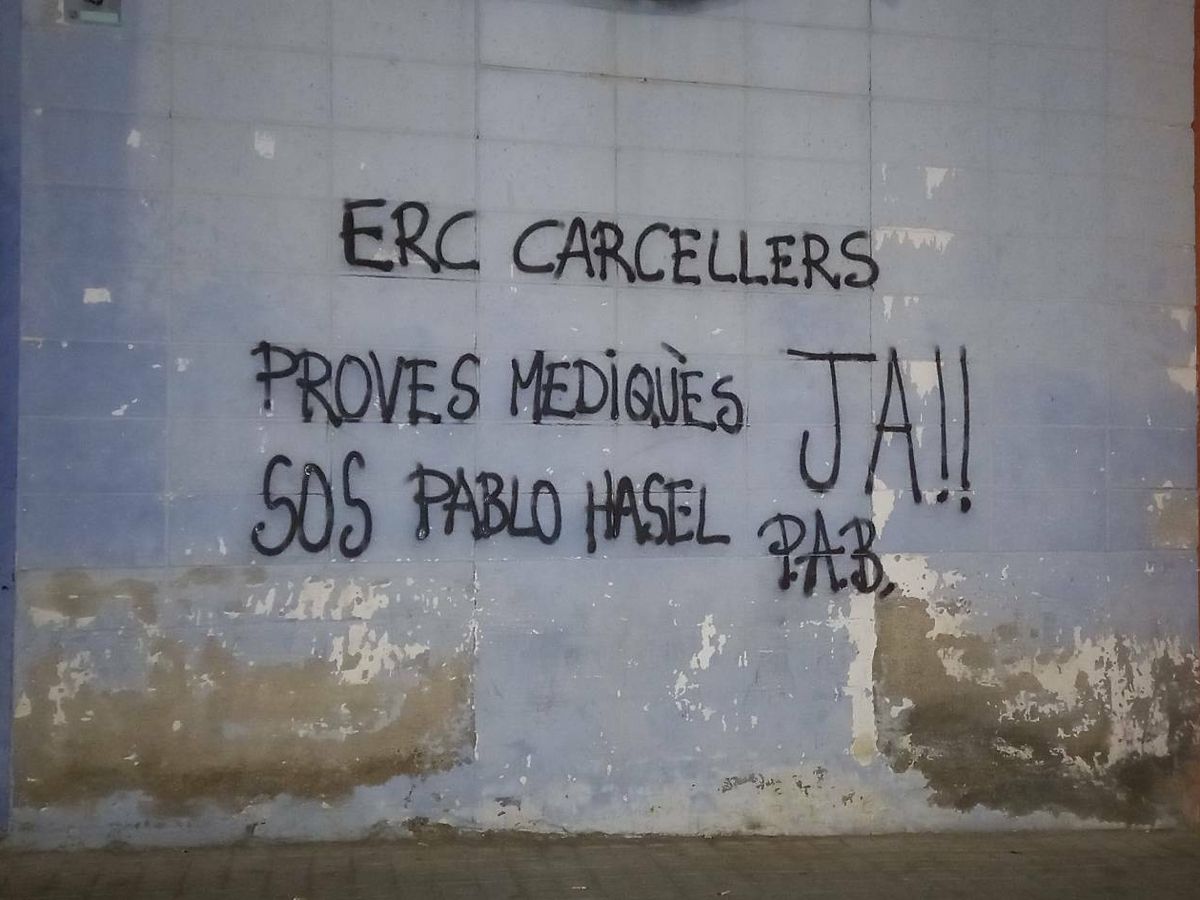 Foto: Una de las pintadas en Barcelona en apoyo del rapero Pablo Hasél contra ERC.