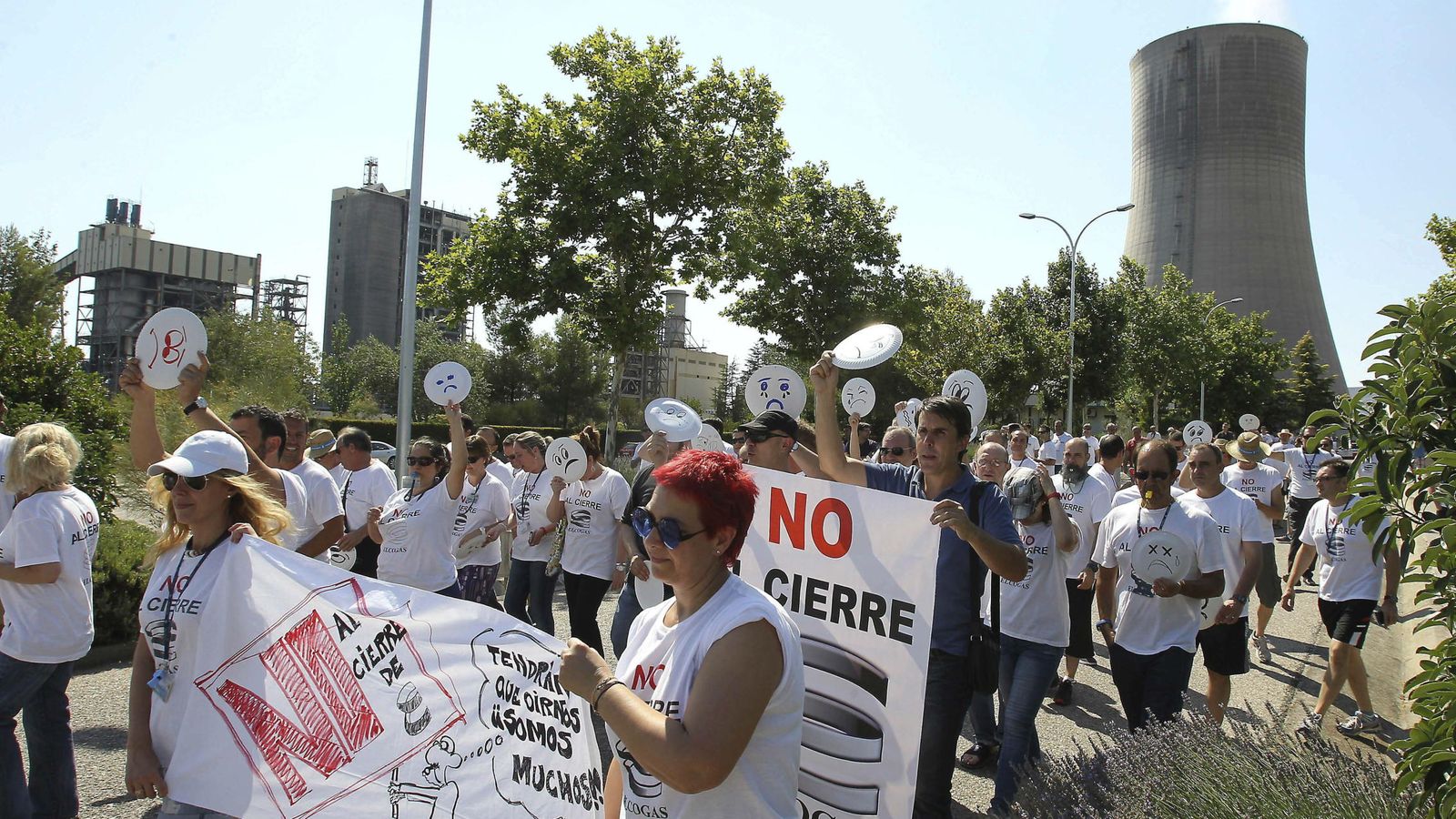 Foto: Trabajadores de Elcogas se manifiestan contra el cierre de la planta. (EFE)