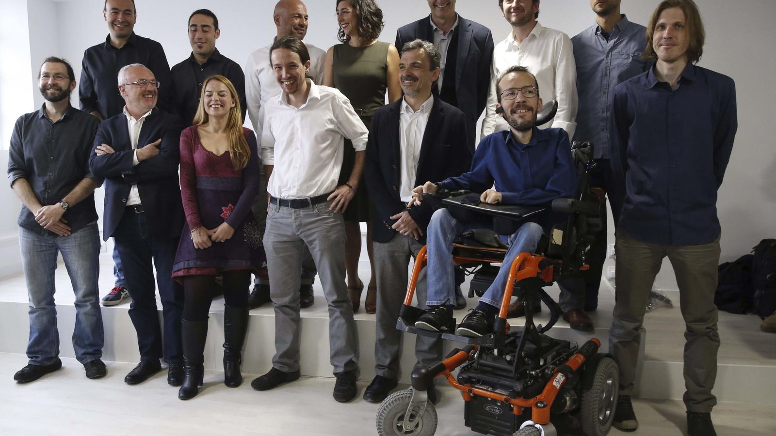 Foto: Los candidatos autonómicos de Podemos, con Raúl Ausejo, segundo por la izquierda en la segunda fila. (EFE)
