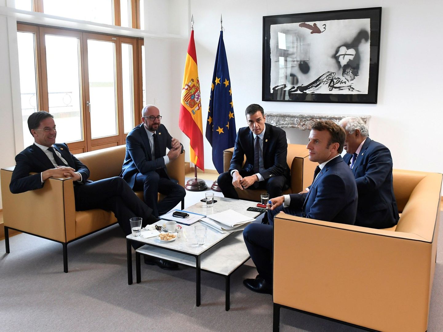 El presidente del Gobierno español en funciones, Pedro Sánchez, junto a primeros ministros europeos, incluido António Costa, a su izquierda. (EFE)