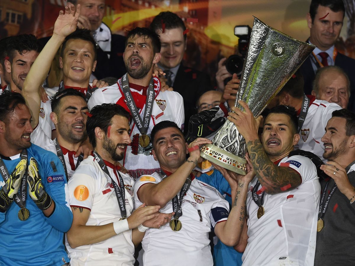 Foto: Vitolo y José Antonio Reyes levantan el título de la Europa League 2015/2016. (Dylan Martínez Livepic).