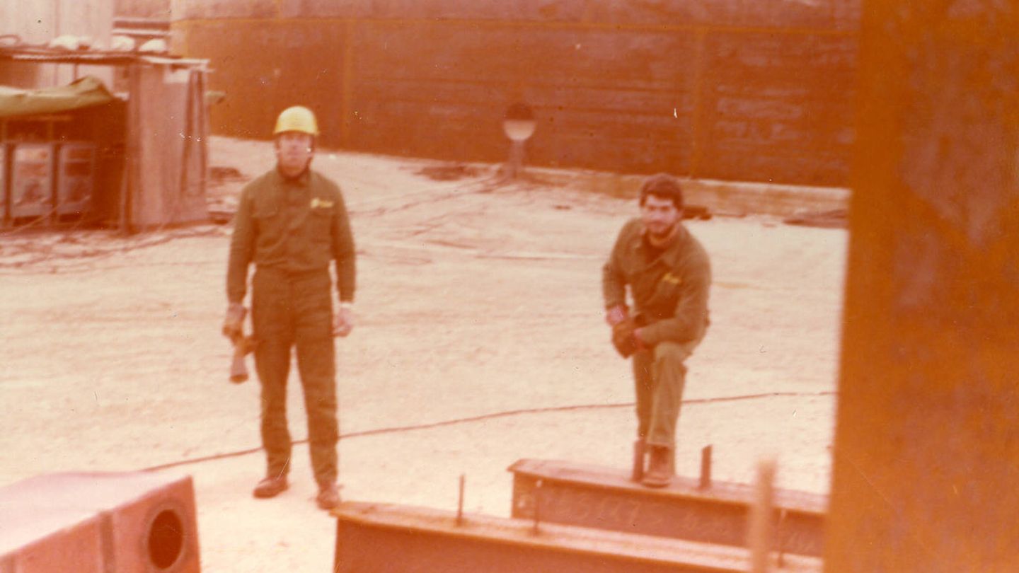 Renato (izquierda) en la fábrica (ARCHIVO FAMILIAR) 