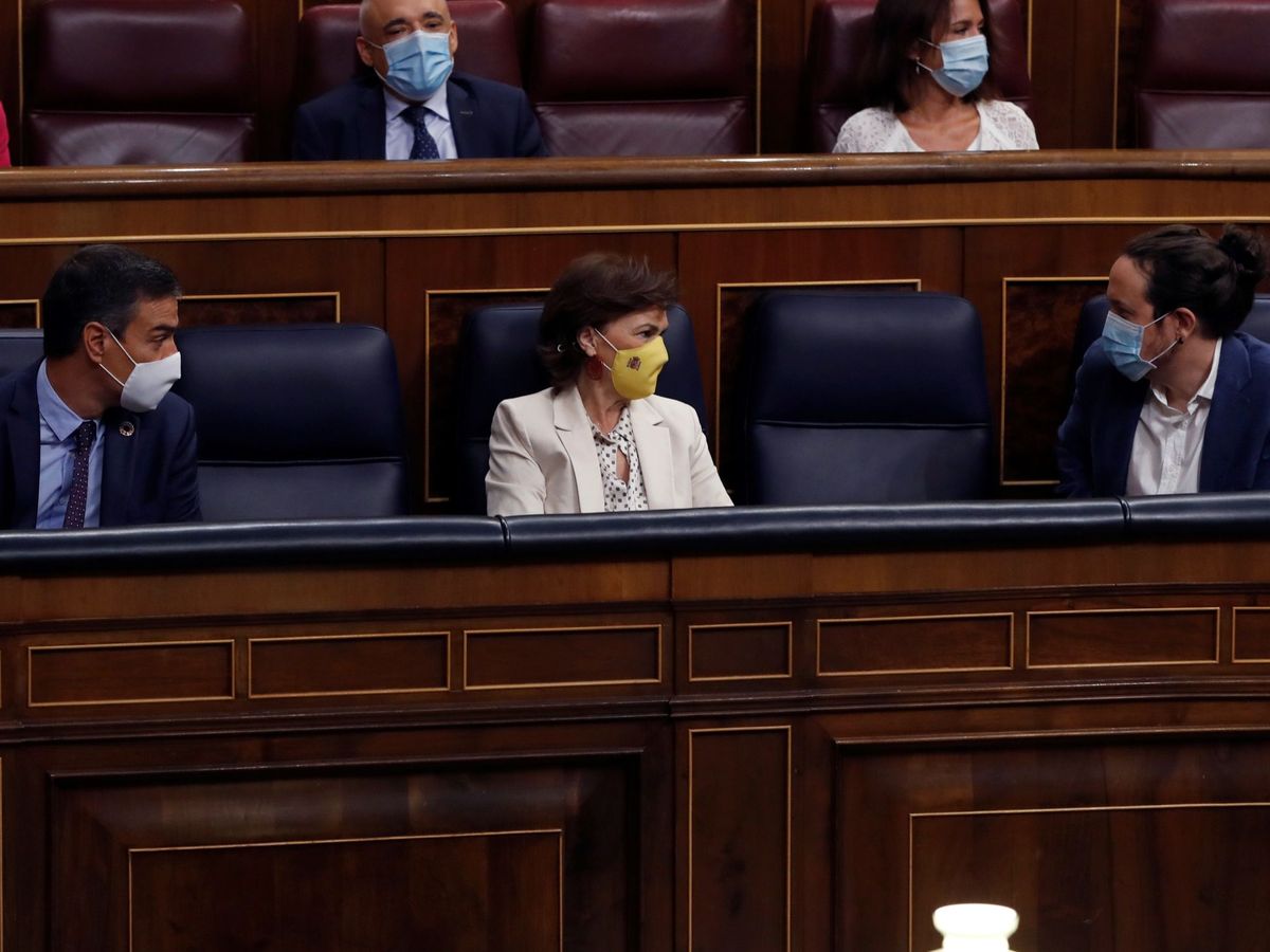 Foto: El presidente del Gobierno, Pedro Sánchez (i), la vicepresidenta primera, Carmen Calvo (c) y el vicepresidente Pablo Iglesias (d) durante la última sesión de control al Gobierno. (EFE)