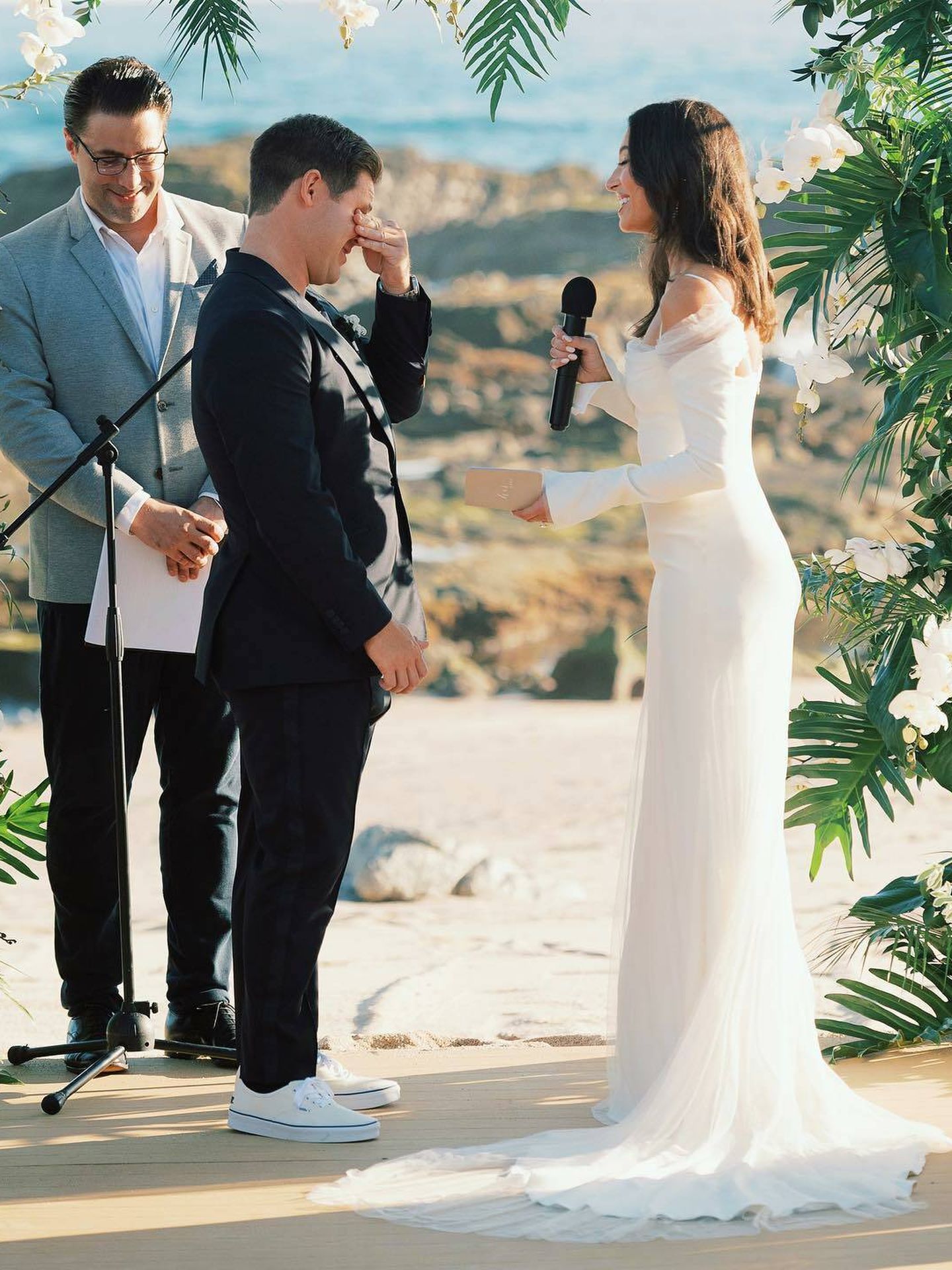 La boda frente al mar de Adam Devine y Chloe Bridges. (Instagram/@chloebridges)
