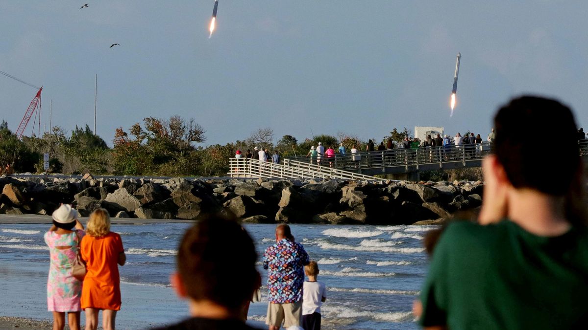 Así fue el espectacular aterrizaje de los tres cohetes del Falcon Heavy de Elon Musk