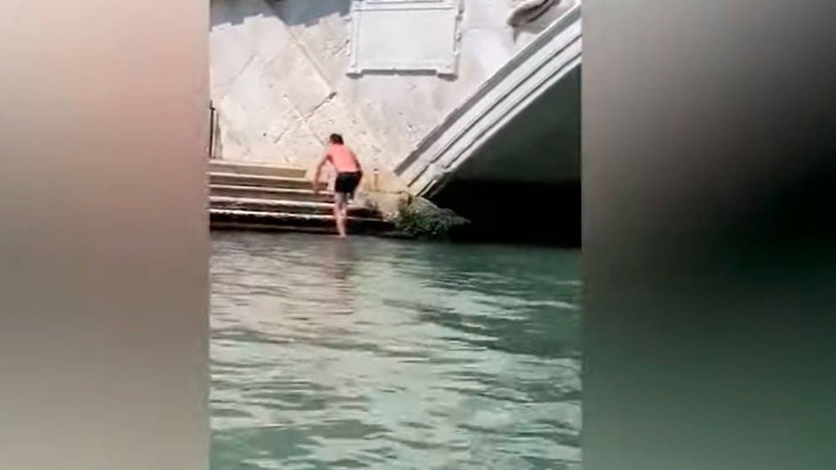 Dos turistas, multados con 350 euros por bañarse en el Gran Canal de Venecia   