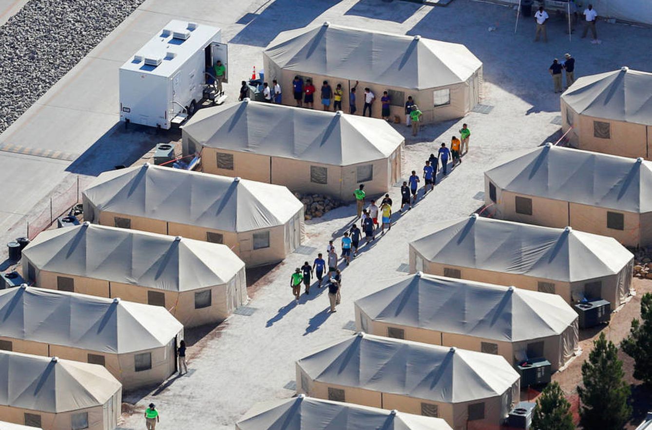 Menores inmigrantes marchan en un centro de internamiento en Tornillo, Texas. (Reuters)