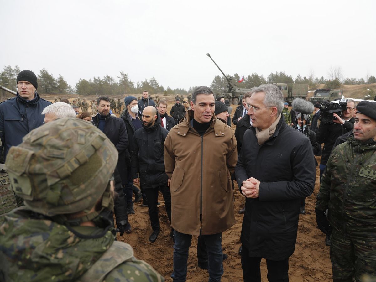 Foto: El presidente del Gobierno, Pedro Sánchez, y el secretario general de la OTAN, Jens Stoltenberg, durante la visita a la base letona de Adazi. (EFE/EPA/Toms Kalnis)