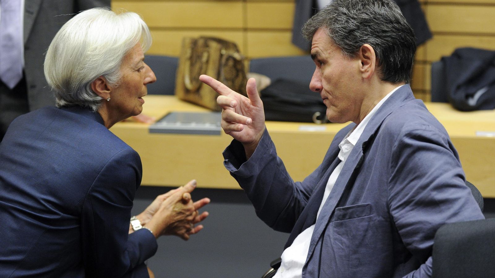 Foto: La directora gerente del Fondo Monetario Internacional, Christine Lagarde, conversa con el ministro de Finanzas griego, Euclides Tsakalotos, en Bruselas