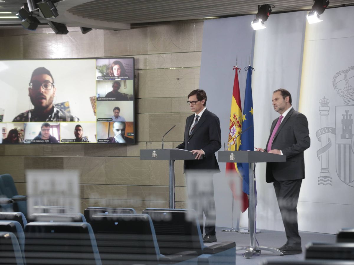 Foto: Los ministros Salvador Illa y José Luis Ábalos, en el estreno del sistema por videoconferencia de la Moncloa, este 6 de abril. (Pool Moncloa)