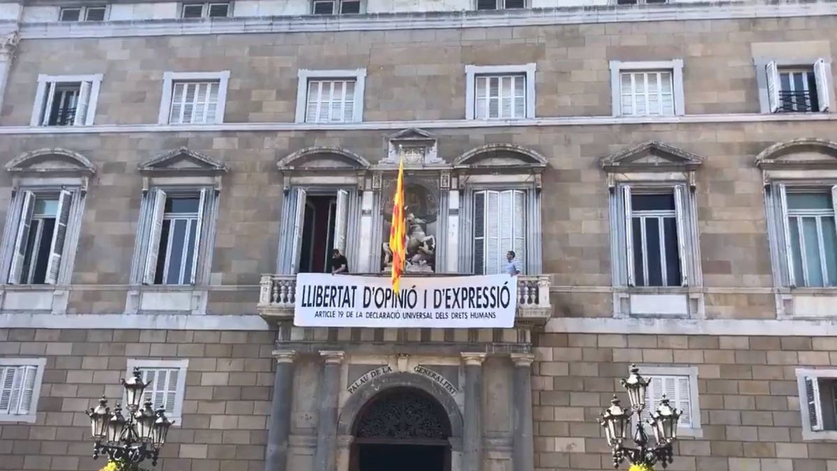 Directo de Cataluña | Torra cuelga otra pancarta: "Libertad de opinión y expresión"