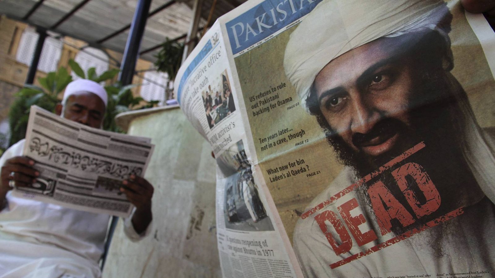 Foto: Un paquistaní lee un periódico en Karachi que anuncia en portada la noticia sobre la muerte de Osama Bin Laden. (Efe)