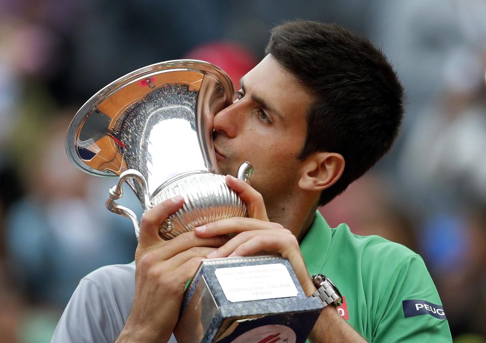 Foto: Djokovic besa su trofeo en Roma tras derrotar a Nadal en la final en el Foro Itálico.