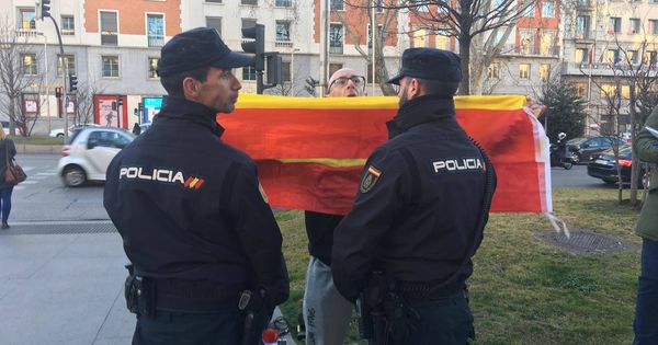 Foto: La Policía evita que un hombre con la bandera de España se acerque a Torra. (EC)