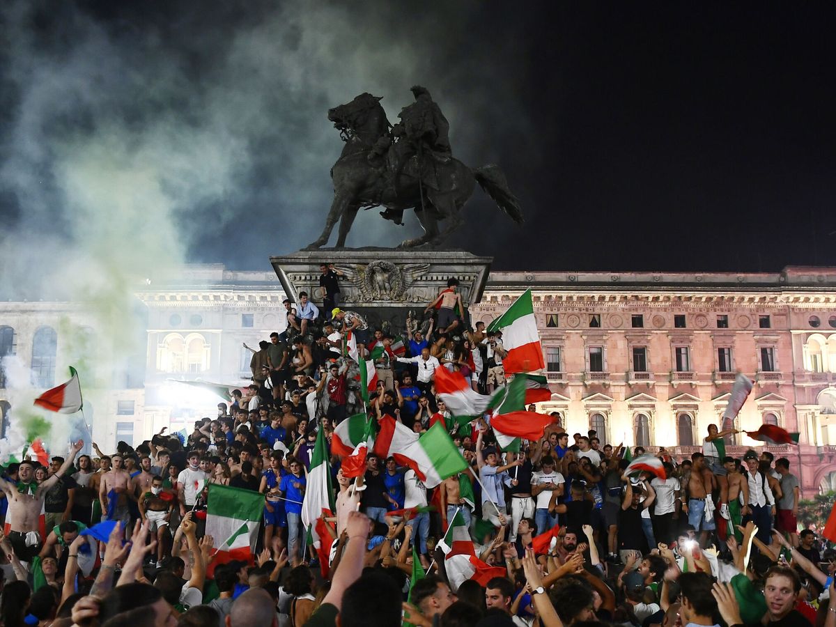 Foto: Celebraciones en la Piazza Duomo tras la victoria de Italia contra Inglaterra en la Eurocopa 2020. (Reuters)