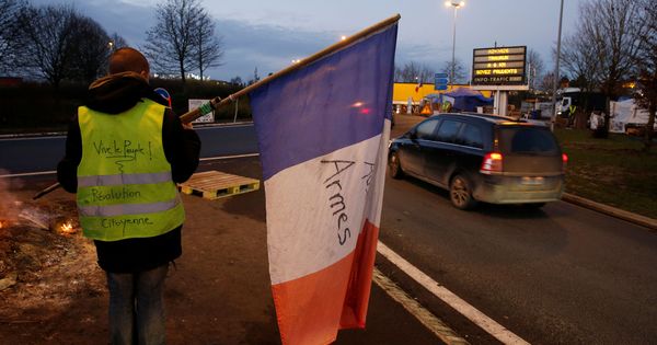 Foto: Un 'chaleco amarillo' protesta con la bandera francesa en la autopista París-Bruselas, en Fontaine-Notre-Dame, el 4 de diciembre de 2018. (Reuters)