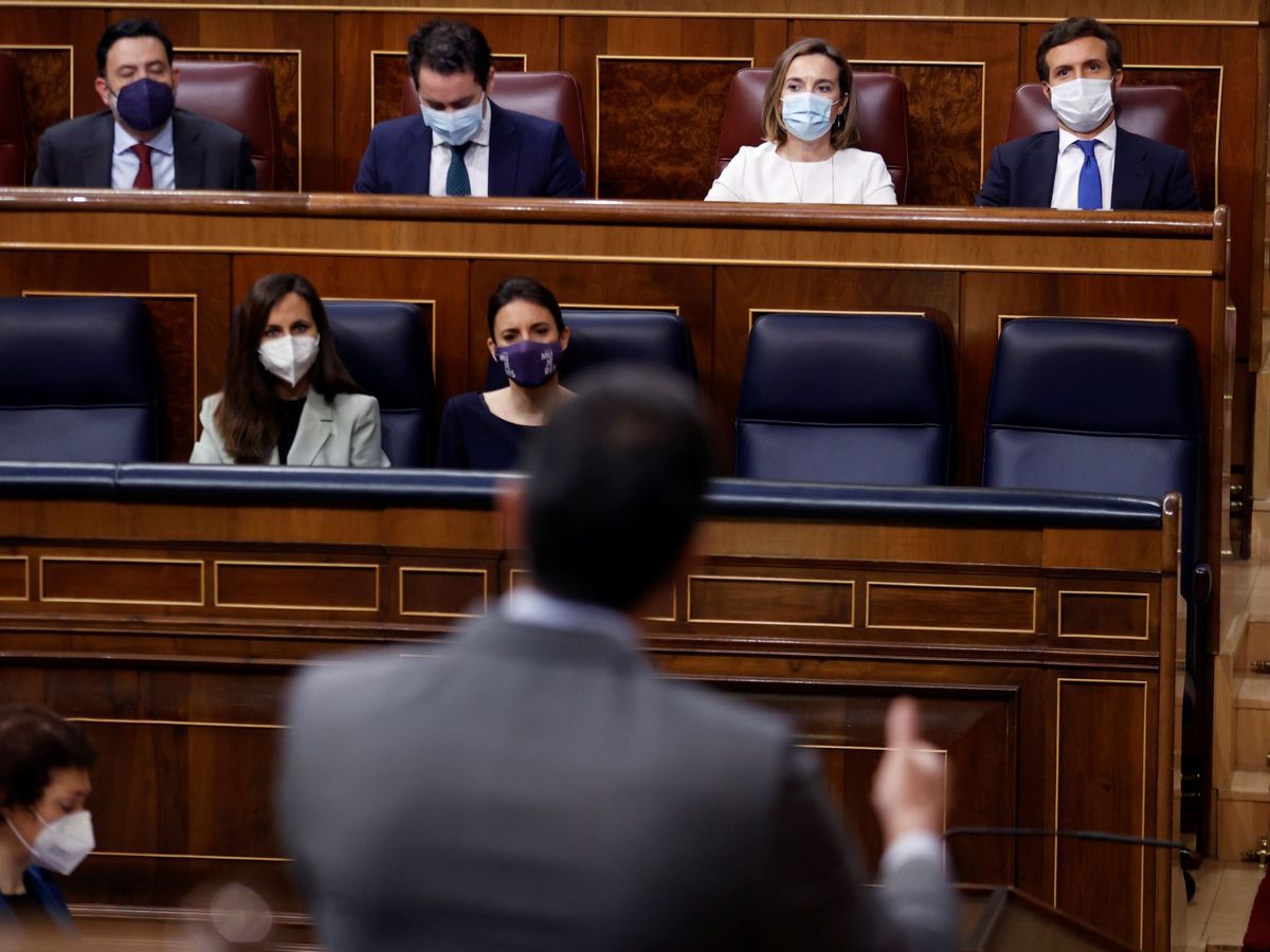 Foto: El líder del PP, Pablo Casado (arriba a la derecha), frente a Sánchez, de espaldas. (EFE)