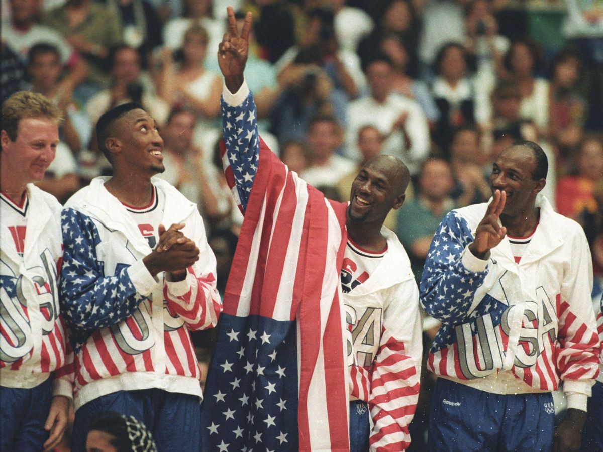 Foto: El 'Dream Team' en el podio de los Juegos Olímpicos de Barcelona 1992. (Reuters)