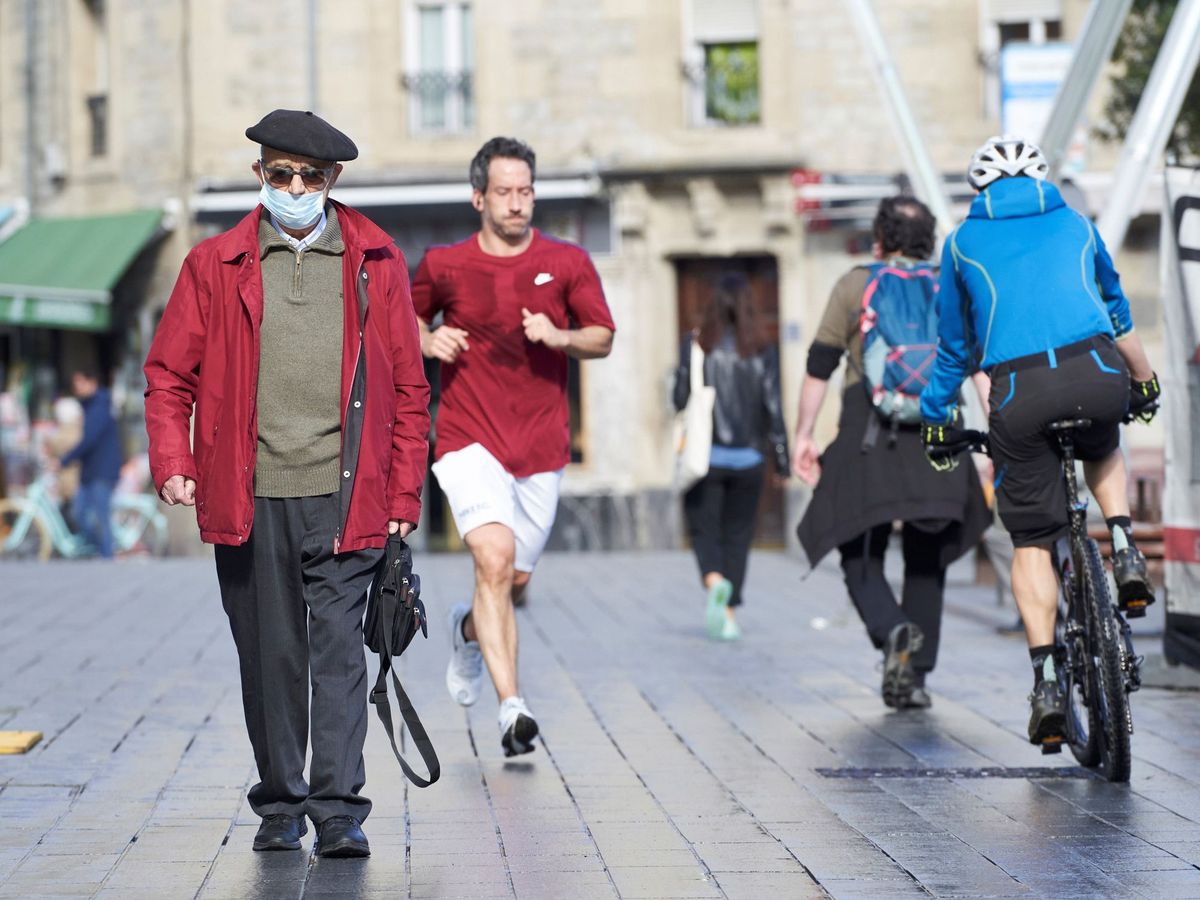 Foto: Varios ciudadanos pasean o hacen deporte en Vitoria, el pasado sábado, tras el permiso otorgado por el Gobierno dentro del estado de alarma. (EFE)