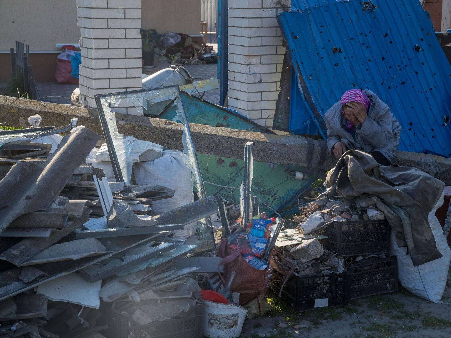 Una mujer se lamenta frente a varios escombros de una casa que dejó un ataque con proyectiles de alto calibre, en Kiev (Ucrania). (EFE / Miguel Gutiérrez) 