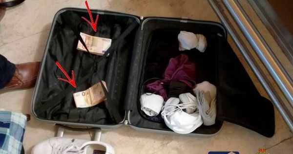 Foto: Una de las maletas con dinero procedente del narcotráfico que ha sido incautada. (Foto: Guardia Civil)