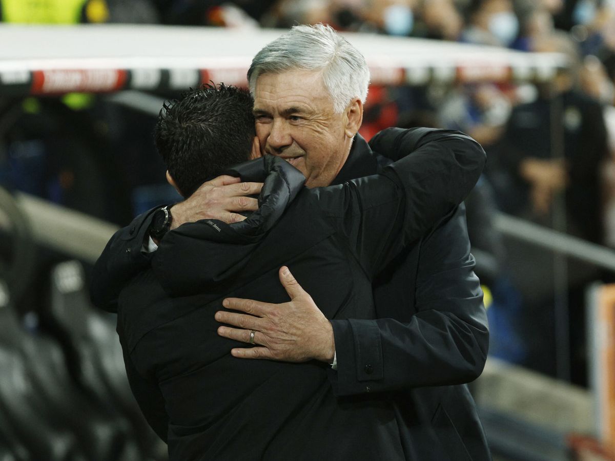 Foto: El entrenador del Real Madrid, Carlo Ancelotti, saluda al técnico del Barça, Xavi Hernández. (Reuters/Vera)