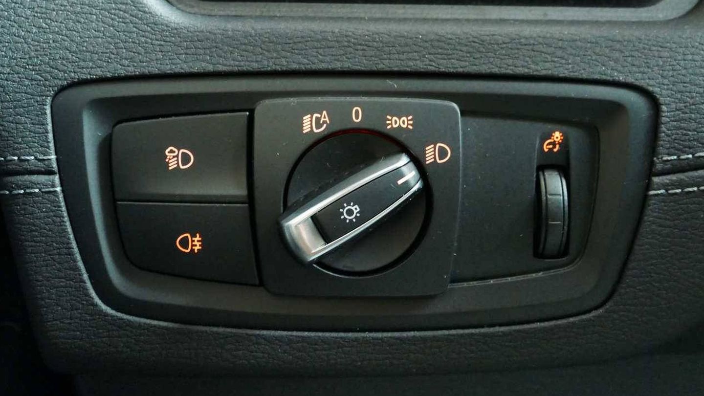 Este es el mando de control de la iluminación del BMW X2. 
