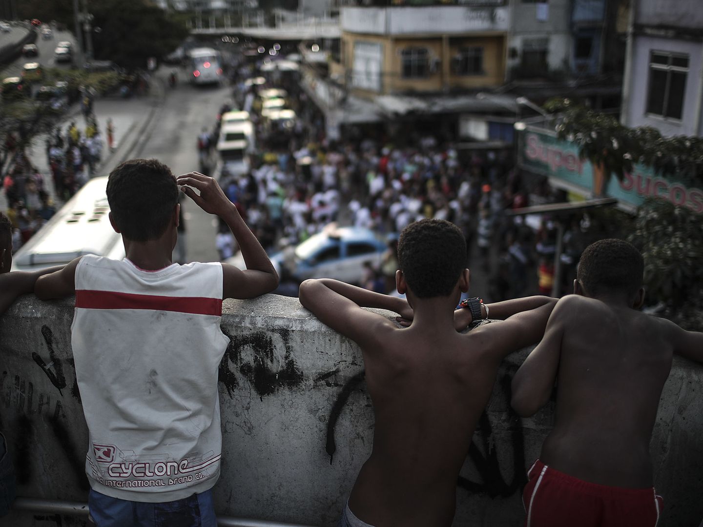 Un grupo de jóvenes de Rocinha observan una marcha que pide paz, el 19 de octubre de 2017. (EFE)