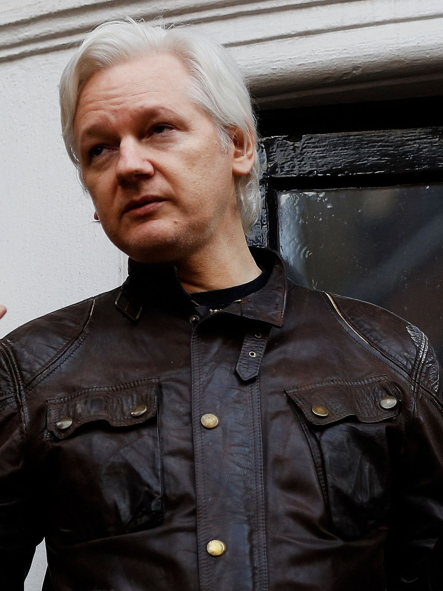 Julian Assange en el balcón de la embajada de Ecuador en Londres. (Reuters)