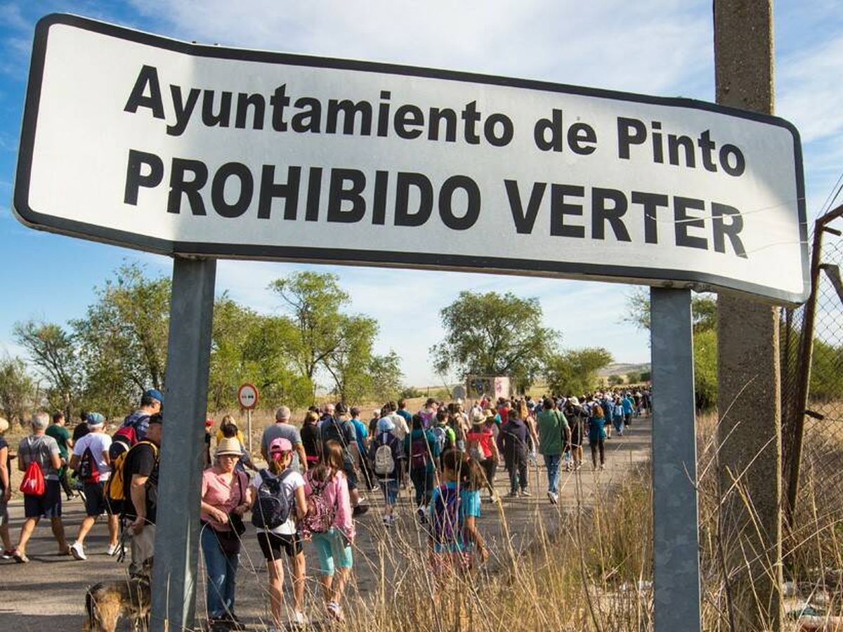 Foto: Un cartel del Ayuntamiento de Pinto que advierte que está prohibido verter basura. (Cedida)