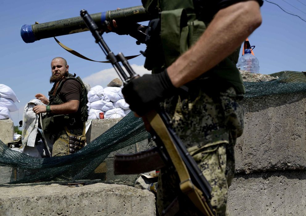 Foto: Militantes prorrusos hacen guardia en un puesto de control en la localidad de Semyonovka, a las afueras de Slaviansk. (EFE)