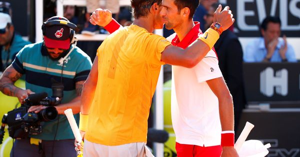 Foto: Nadal y Djokovic se saludan tras su duelo en las semifinales del Masters 1000 de Roma. (Reuters)