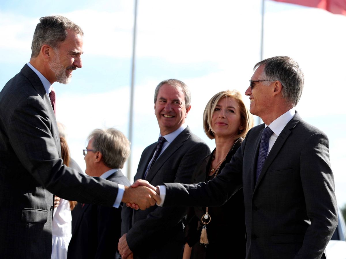 Foto: Carlos Tavares saluda al Rey Felipe VI en la visita a la fábrica de Opel en Figueruelas, a principios de octubre. 