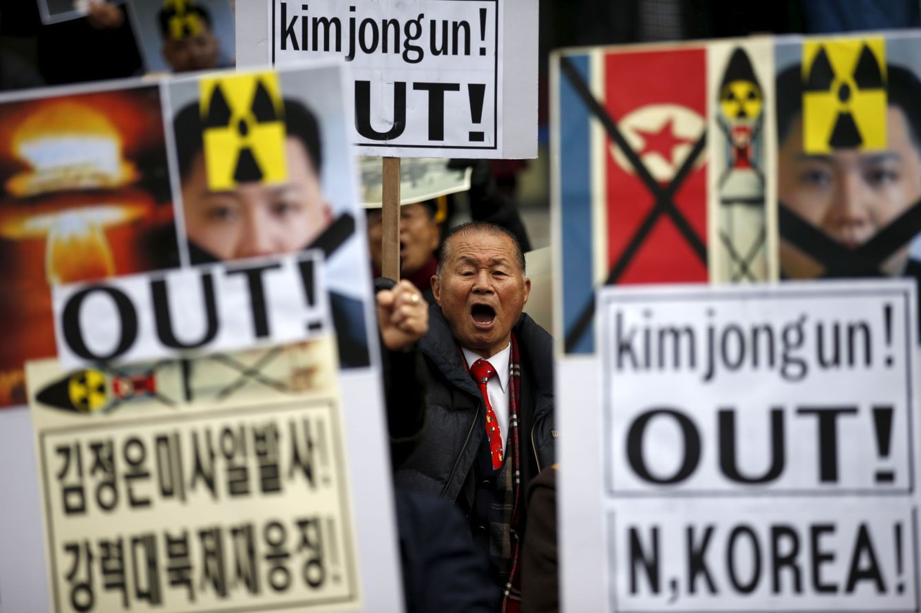 Un hombre grita durante una protesta contra Corea de Norte en el centro de Seúl, el 11 de febrero de 2016 (Reuters).