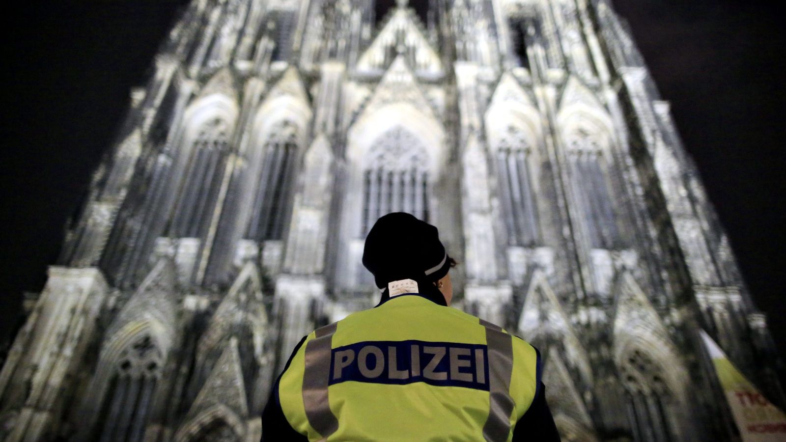 Foto: Un policía monta guardia frente a la Catedral de Colonia, el 24 de diciembre de 2016 (EFE)