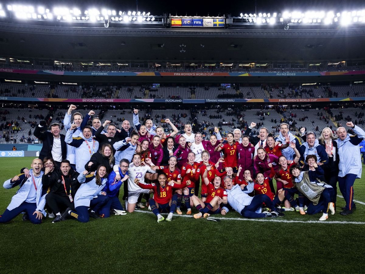 Foto: La selección española de fútbol femenino celebra su pase a la final del Mundial 2023 tras ganar a Suecia (EFE/Pablo García/RFEF).
