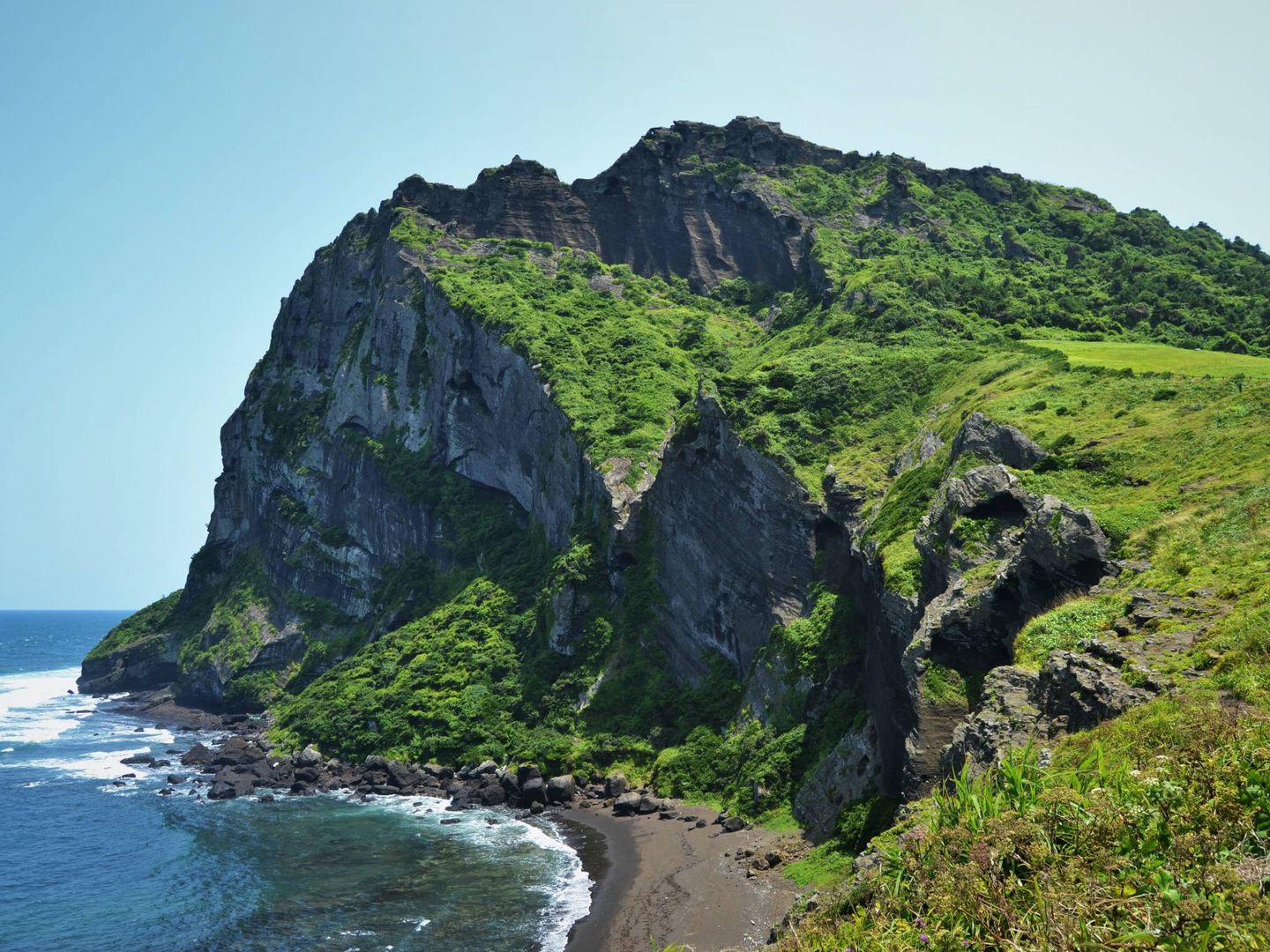 Acantilados de la isla de Jeju. (Arrigo Lupori para Unsplash)